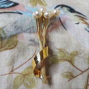 NAPIER Gold Tone Vintage 7 Sprig Flower Stem Bouquet Brooch Pin Faux Pearls EUC